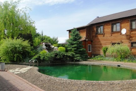 Коттедж ЛибрусХаус с большим открытым бассейном.