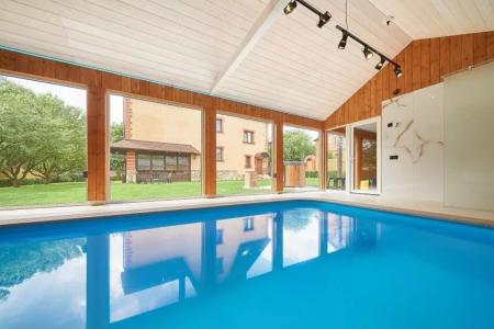 Просторная беседка - зона барбекю с мангалом, большим столом и садовыми качелями