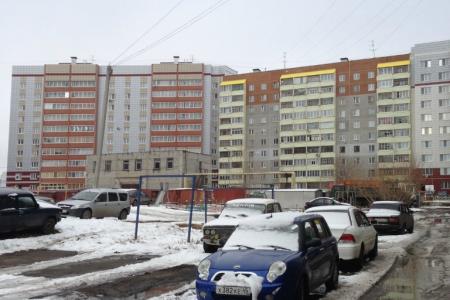 Рядом магнит, много других магазинов, кафе, банкоматы,автобусные остановки.