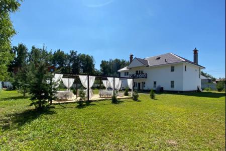 Коттедж с банкетной площадкой