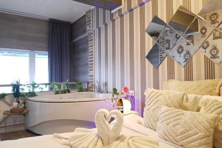 2-комнатная квартира с сауной и джакузи на Автозаводской свободна!!!