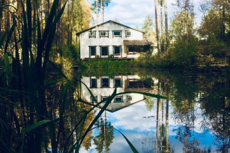 Дом у пруда