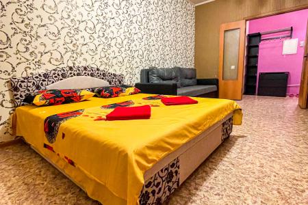 1-кoмнaтная кваpтира РЯДОМ С МEТPО! Cдаетcя нa ЧAСЫ/CУTKИ