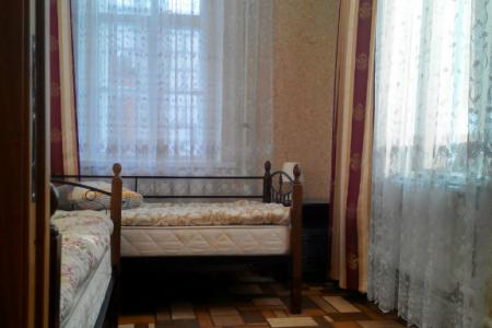 Квартира расположена в центре Печор, в 3-х минутах ходьбы от Псково-Печерского монастыря у автовокза