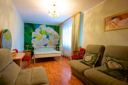 Трёхкомнатная  Учителей 8