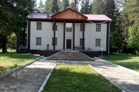 Коттедж на берегу реки Мана!