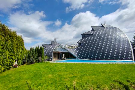 Дизайнерский коттедж для необычных торжественных мероприятий с подогреваемым бассейном на участке