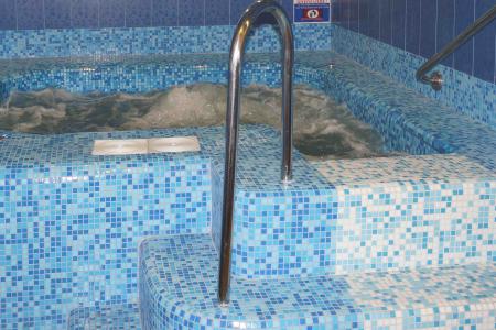 Коттедж с баней,бассейнами и камином у реки.