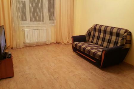 Посуточно 1 комн.кв. в новостройке (р-н Олонхо). Есть все!