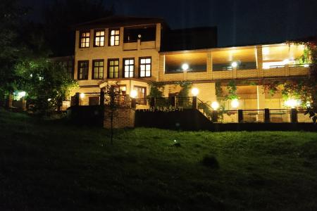 Большой коттедж с песчанный пляжем и тремя беседками на участке 70 соток