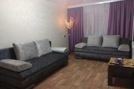 Двухкомнатная квартира в центре с раздельными комнатами.