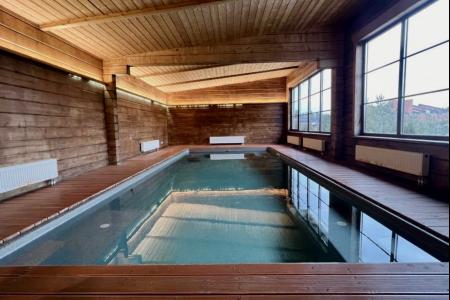 Коттедж в стиле хай-тек с бассейном и сауной