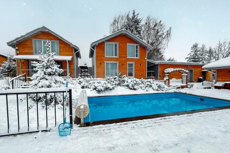 Комплекс из двух домов с круглогодичным тёплым бассейном рядом с Агалатово