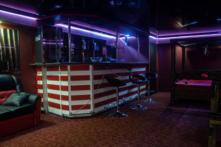 Студия с дизайнерским тематическим ремонтом