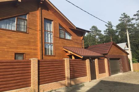 Отличный двух этажный коттедж расположенный в живописном месте рядом с заливом.