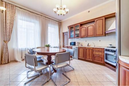 Трехкомнатная квартира  с сауной в 10 минутах пешком от Невского проспекта