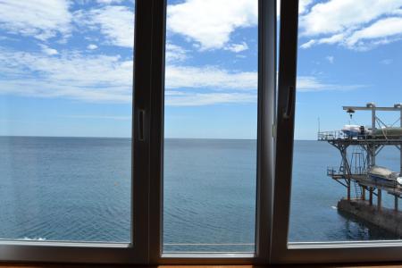 Семейный отдых на берегу моря в ялте. свой пляж.