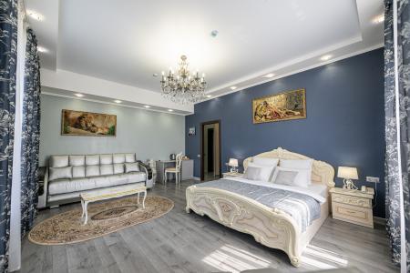 Превосходный свадебный номер с кондиционером и резной мебелью в итальянском стиле