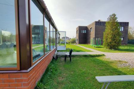 Свадебный коттедж с утеплёной верандой и с  песчаным пляжем на озере.