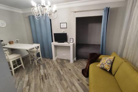 Уютная квартира-студия с отдельной спальной зоной и гардеробной