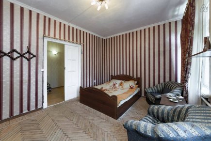 Просторная квартира с тремя спальнями в Московском районе у метро