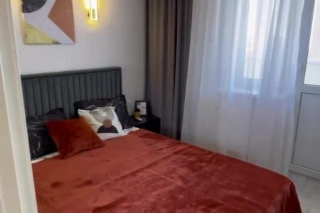 В шаговой доступности расположены станция метро &laquo;Гагаринская&raquo;