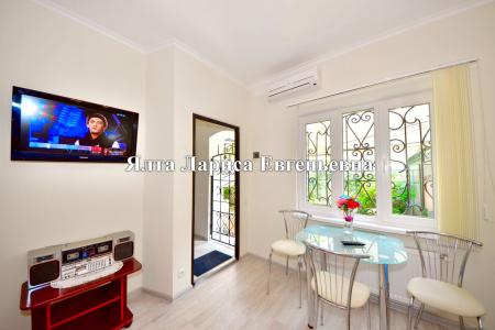 Сдам 1 к. квартиру на набережной Ялты р-он театра Чехова с парковой