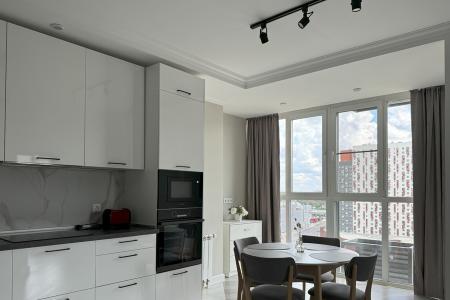 Квартира с панорамным остеклением и дизайнерским ремонтом