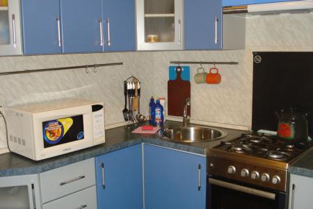 В двух минутах ходьбы располагается торговый комплекс, где имеются банкомат, терминалы оплаты сотово