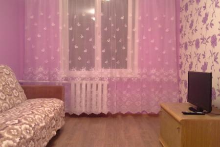 Двухкомнатная квартира с хорошо развитой инфраструктурой.