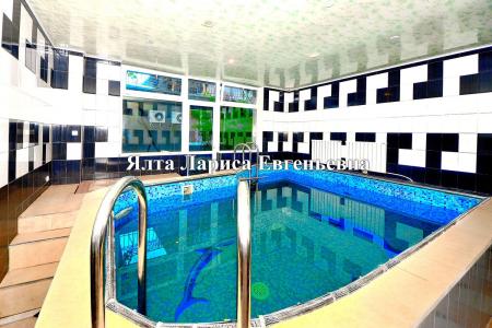 Сдам гостевой дом в центре Ялты, с бассейном, сауной, двором, мангалом, парковкой, до 3 чел в номере