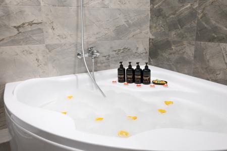 Современная студия у аэропорта Пулково с джакузи