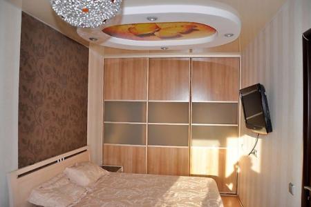 Трехкомнатная квартира возле остановки большая