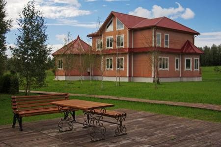 Коттедж Истра с прудом рядом с лесом