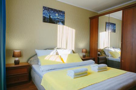 Прекрасная уютная квартира с колоритным интерьером и тремя телевизорами