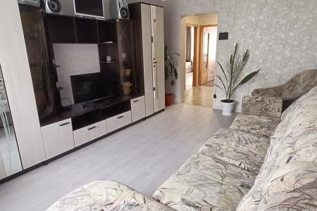 Трехкомнатная квартира в 1 мкр.