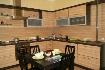 посуточно почасно 2 комнатная  по ул.адоратского 1