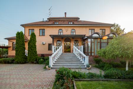 Уютный трёхэтажный коттедж площадью 1 000 м2 расположен в 13 км от МКАД по Варшавскому шоссе.
