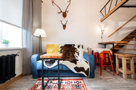 Двухуровневая студия в стиле охотничьего домика в самом сердце города