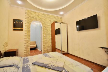 Своя квартира с двориком в центре