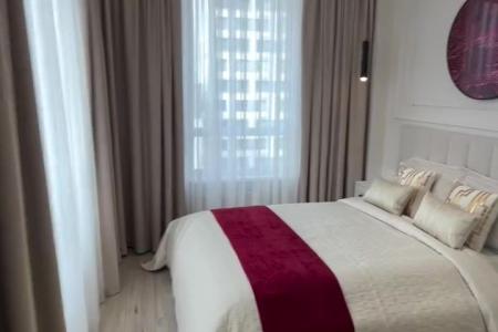 Рядом находится ТЦ &laquo;Аврора&raquo;, сквер с фонтанами и парк Победы.