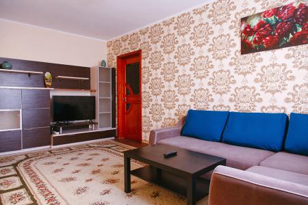 Прекрасная уютная квартира с колоритным интерьером и тремя телевизорами