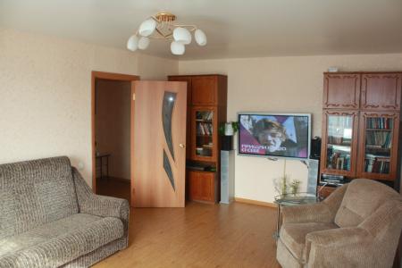 Трехкомнатная квартира с двумя спальнями  в расширенном центре на берегу Онежского озера.