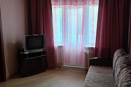 Сдаю 2-комнатную квартиру на Островского. Есть Wi-Fi.