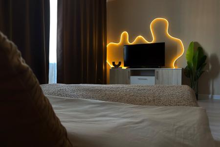 Светлая студия с видом на рассвет