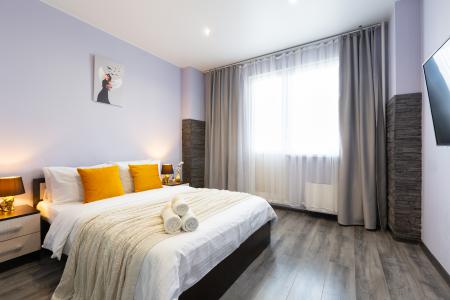 Евpoдвушкa c пaнoрамным балконом и шикaрным видoм на лec