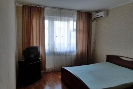 Однакомнатная квартира, рядом находится городской пляж в двух минутах хотьбы.