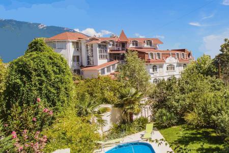 Недорогой семейный номер в центре Ялты