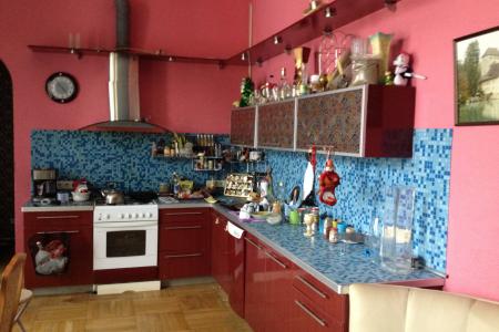 Квартира возле стадиона в центре города. До метро 1 минута.