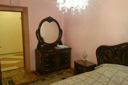 Двухкомнатная квартира с удобствами на площади Ленина